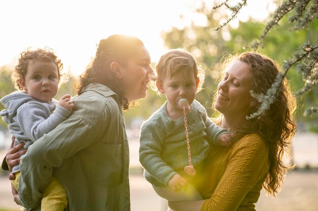 Famiglia LGBT all'aperto nel parco divertendosi