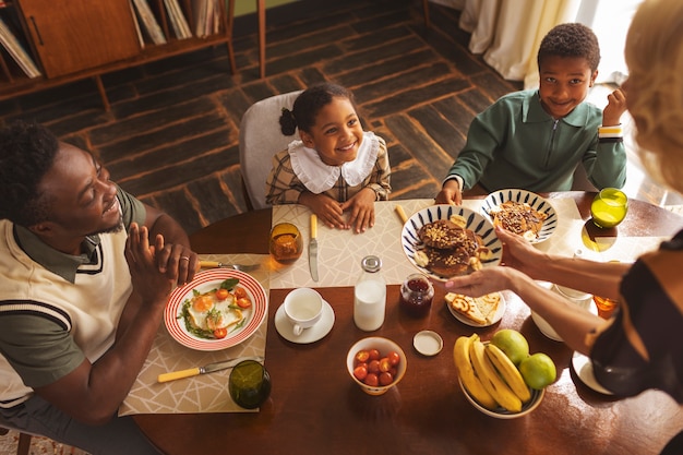 Famiglia moderna ad alto angolo in stile retrò