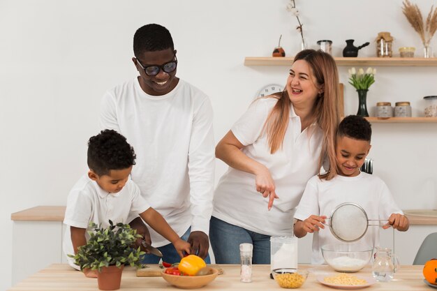 Famiglia multiculturale che cucina insieme nella cucina