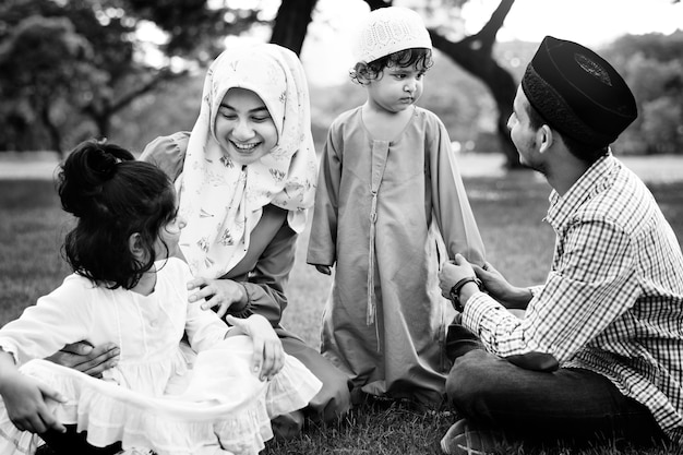 Famiglia musulmana che si diverte all&#39;aperto