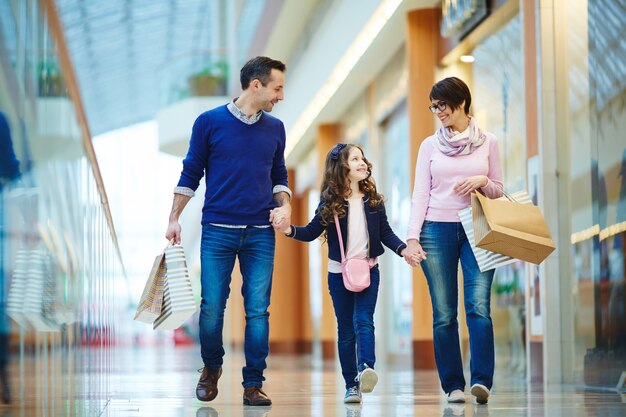 Famiglia nel centro commerciale