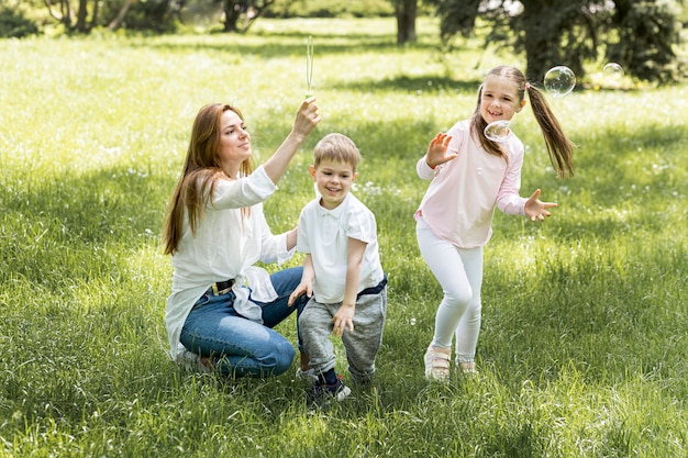 Famiglia nel concetto felice del bambino del parco