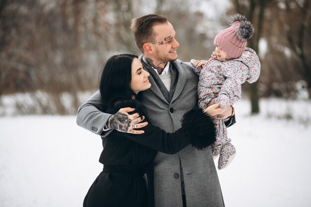 Famiglia nel parco in inverno con la figlia