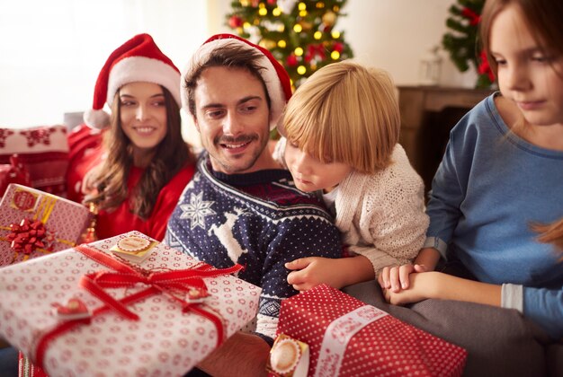 Famiglia nel periodo natalizio a casa