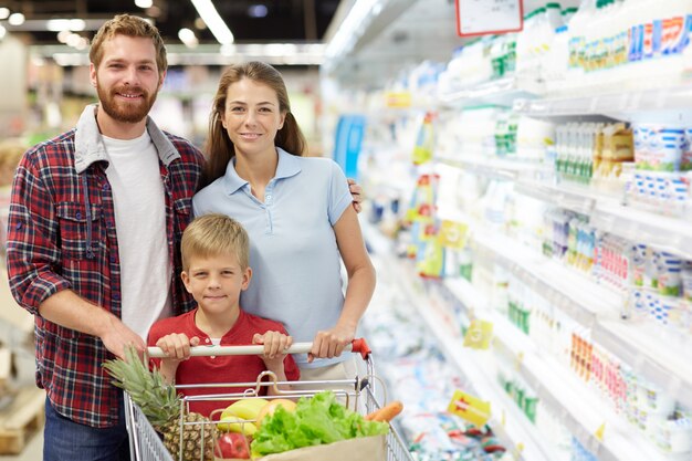 Famiglia nell'ipermercato