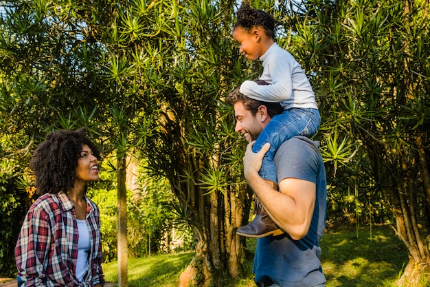 Famiglia nella foresta