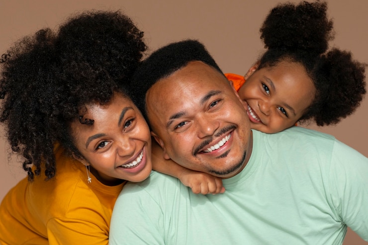 Foto gratuito famiglia nera del colpo medio che posa nello studio