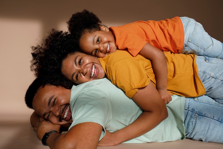 Foto gratuito famiglia nera del colpo medio che posa nello studio