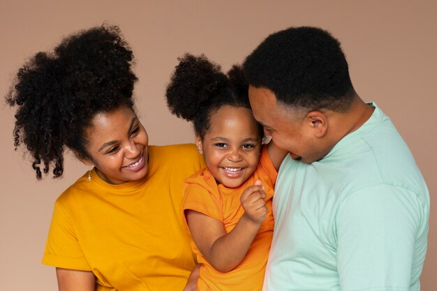 Famiglia nera di vista frontale che posa nello studio