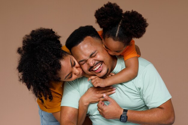 Famiglia nera di vista frontale che posa nello studio