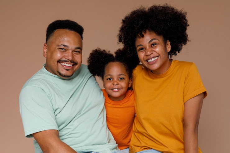 Foto gratuito famiglia nera di vista frontale che posa nello studio