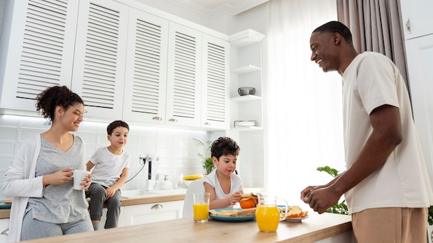 Famiglia nera felice che mangia prima colazione