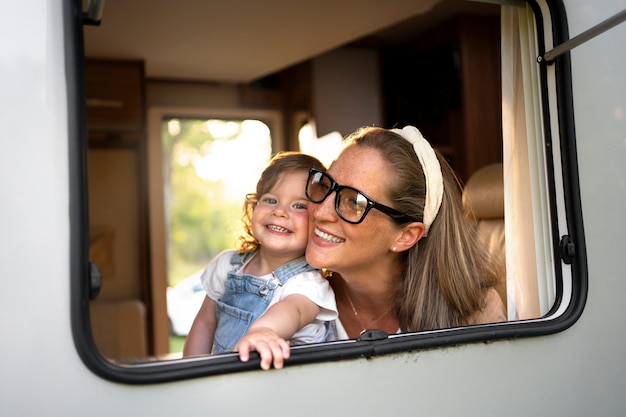 Famiglia nomade che si diverte insieme in una piccola casa