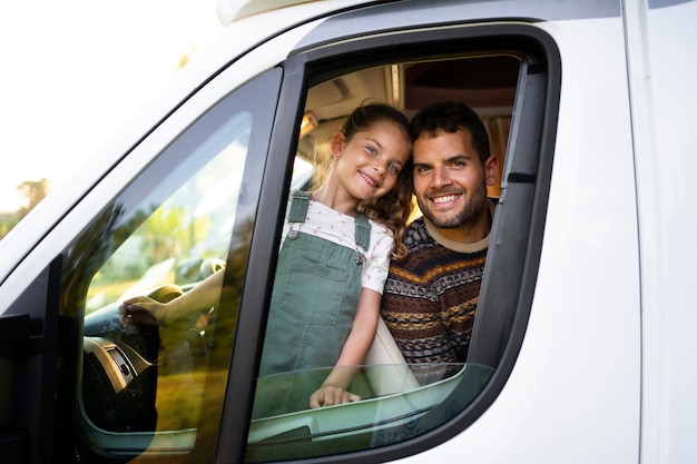 Famiglia nomade che si diverte insieme in una piccola casa