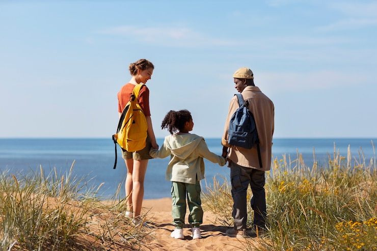 Foto gratuito famiglia nomade che viaggia e vive in un furgone
