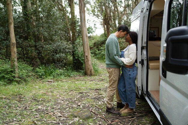 Famiglia nomade che vive nella natura