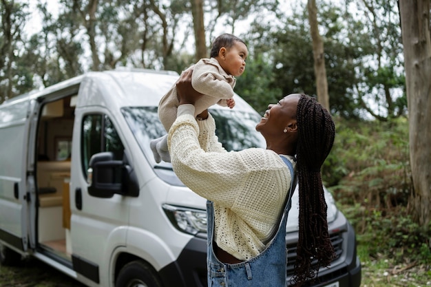 Famiglia nomade che vive nella natura