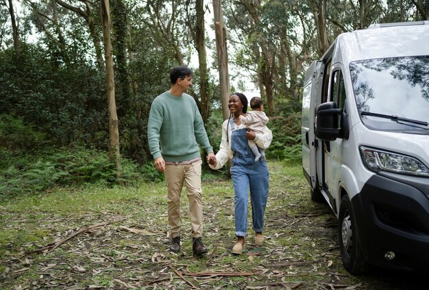 Famiglia nomade che vive nella natura