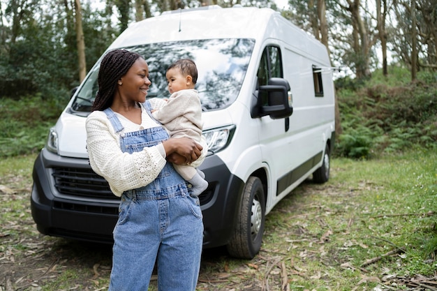 Famiglia nomade che vive nella natura