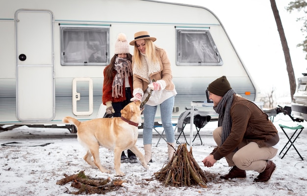 Famiglia nomade felice a tutto campo