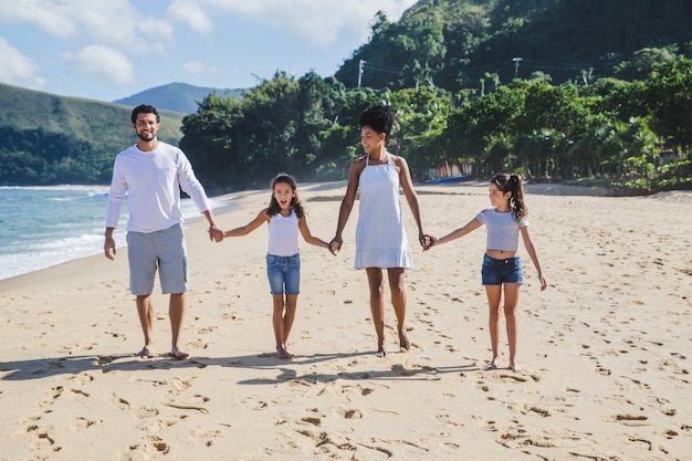 Famiglia passeggiata sulla spiaggia