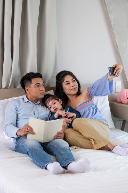 Famiglia piena del colpo che cattura selfie