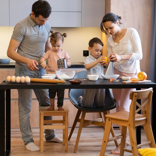 Famiglia piena del colpo che prepara alimento