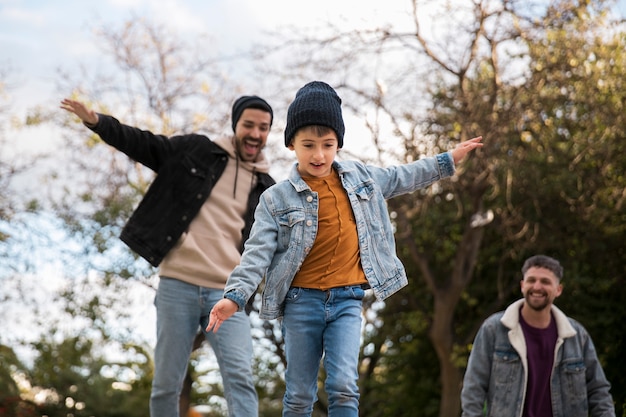 Famiglia queer felice di tiro medio