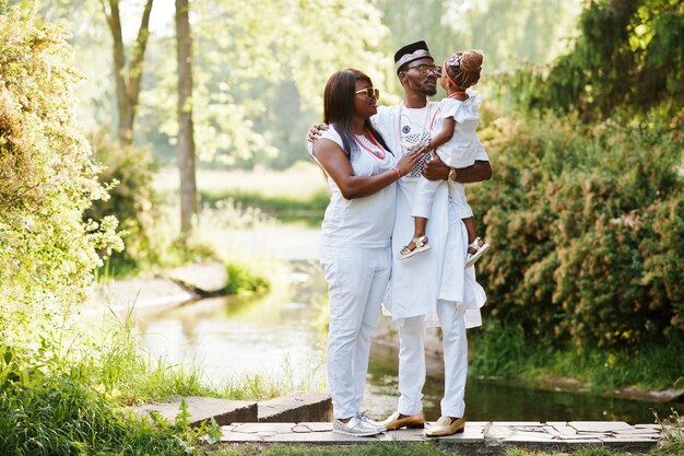 Famiglia ricca dell'afroamericano a vestiti nazionali nigeriani bianchi