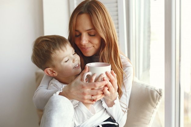 Famiglia seduta a casa con regali