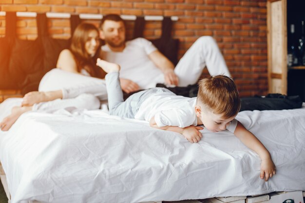 Famiglia seduta in un letto