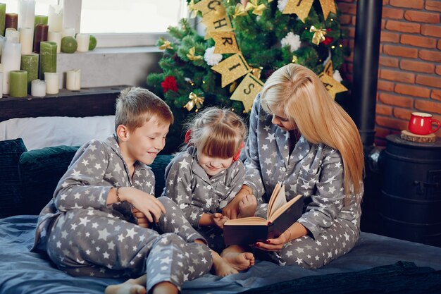 Famiglia seduta su un letto