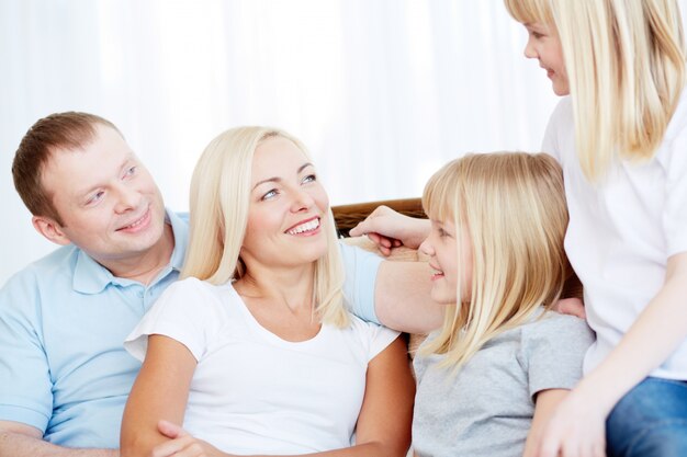 Famiglia seduta sul divano sorridente