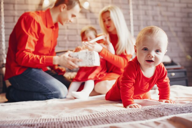 Famiglia seduto a casa su un letto