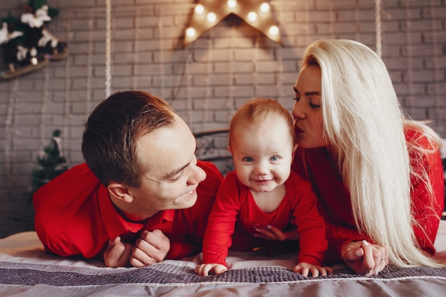 Famiglia seduto a casa su un letto