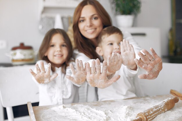 Famiglia seduto in una cucina e cucinare l'impasto per la torta