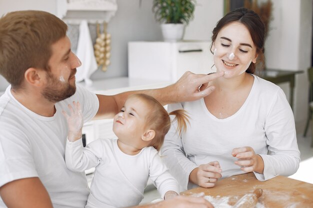 Famiglia seduto in una cucina e cucinare la pasta per i biscotti