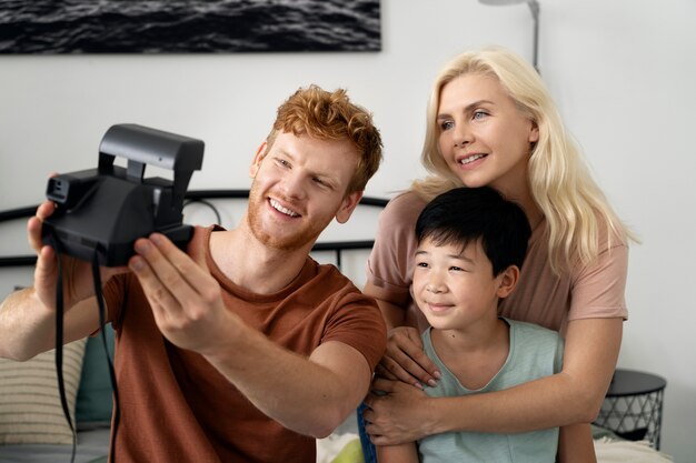 Famiglia sorridente che prende la vista laterale del selfie