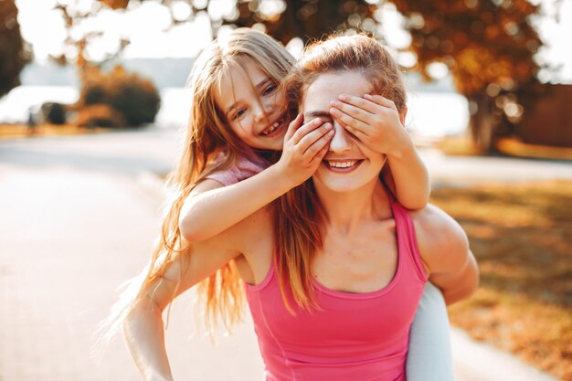 Famiglia sportiva in un parco estivo