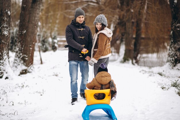 Famiglia su una corsa in slitta