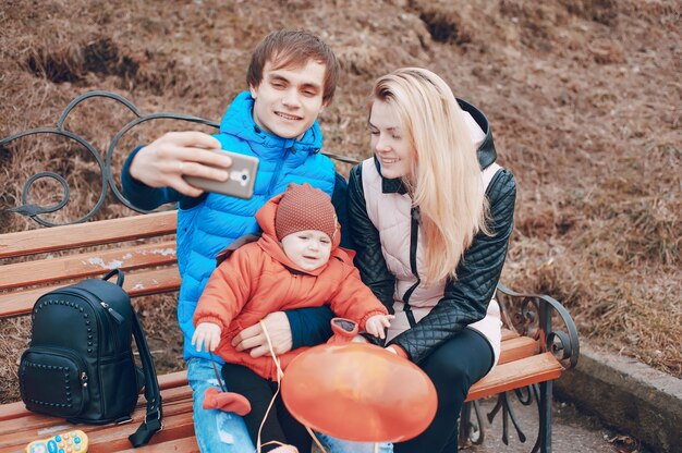 famiglia su una passeggiata