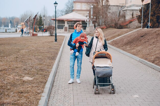 famiglia su una passeggiata