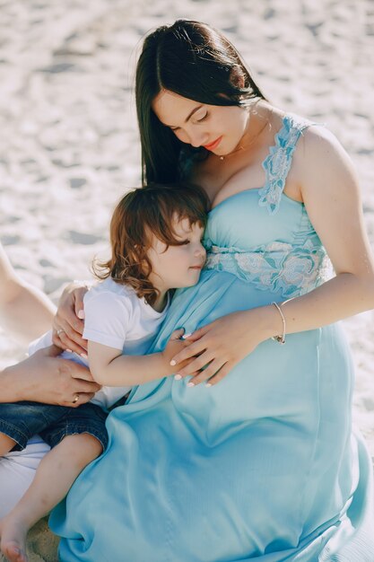 famiglia su una spiaggia