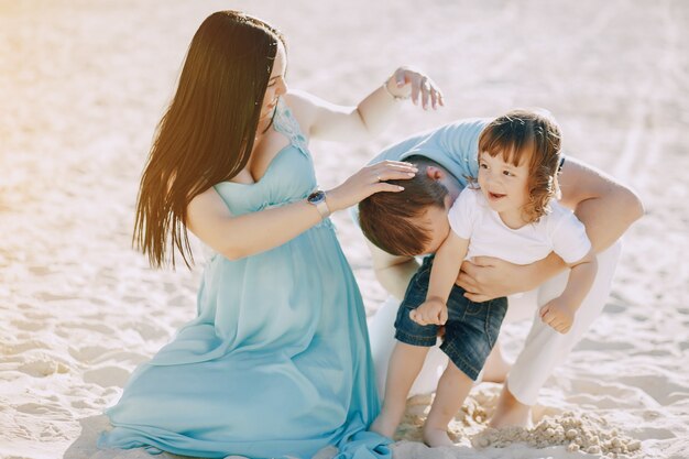 famiglia su una spiaggia