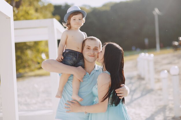 famiglia su una spiaggia