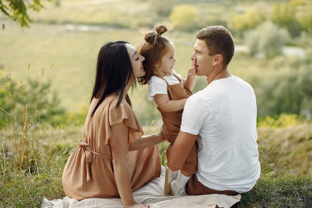 Famiglia sveglia che gioca in un campo di autunno