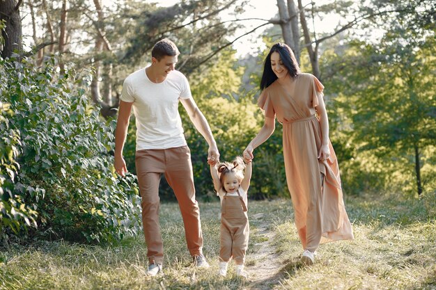 Famiglia sveglia che gioca in un campo di autunno