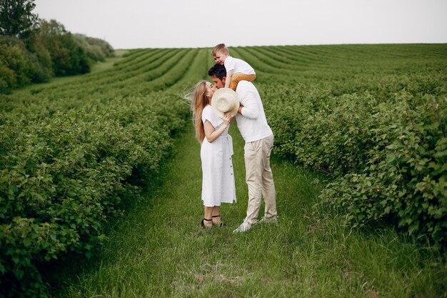 Famiglia sveglia che gioca in un campo estivo