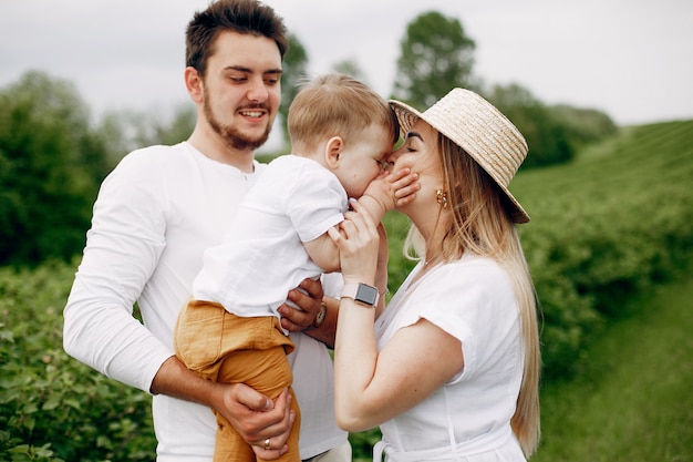 Famiglia sveglia che gioca in un campo estivo