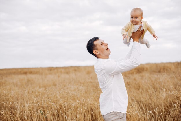 Famiglia sveglia che gioca in un campo estivo